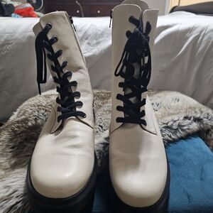 Ecco Women's Cream Lace-Up Boots